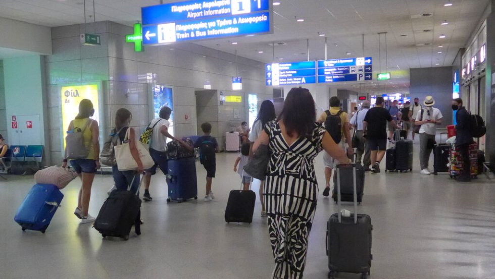 Τουρίστες στο αεροδρόμιο Ελ. Βενιζέλος